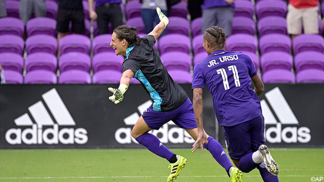 VIDEO: MLS-keeper krijgt rood in penaltyreeks, veldspeler pakt laatste