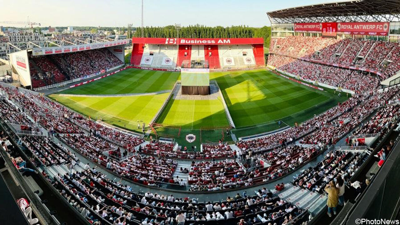 Who is involved in the Royal Antwerp takeover talks?