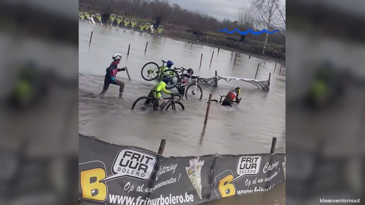 Юные велосипедисты «купаются» в Гюллегеме, организация их маршрута меняется из-за наводнения