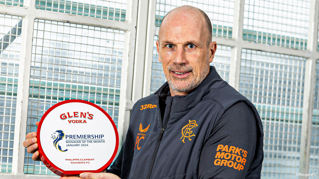 Philippe Clement, verkozen tot Coach van de Maand, staat voor