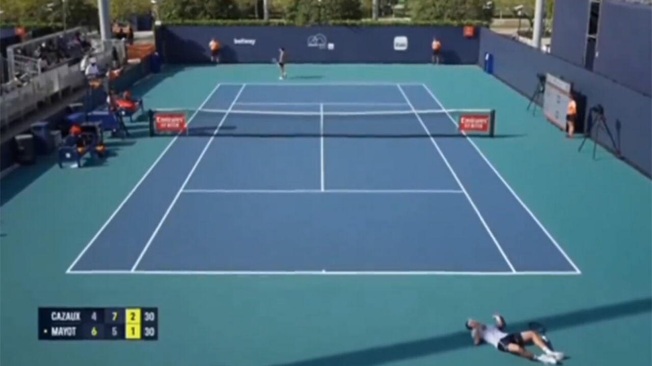 Guarda: Il francese Arthur Cazeau sviene sul campo da tennis a causa del caldo e dell'umidità insopportabili di Miami
