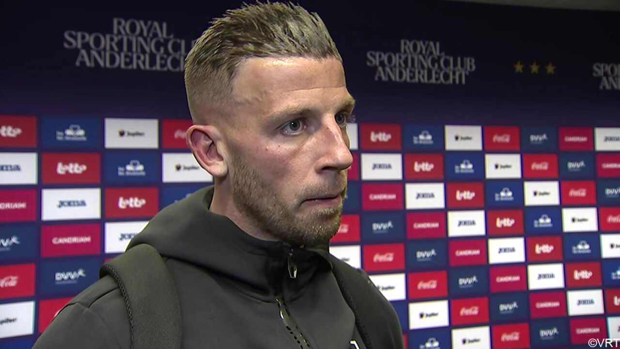 Toby Alderweireld is not happy with the red used for the header: “Shouldn't we be standing like sheep in the field?”