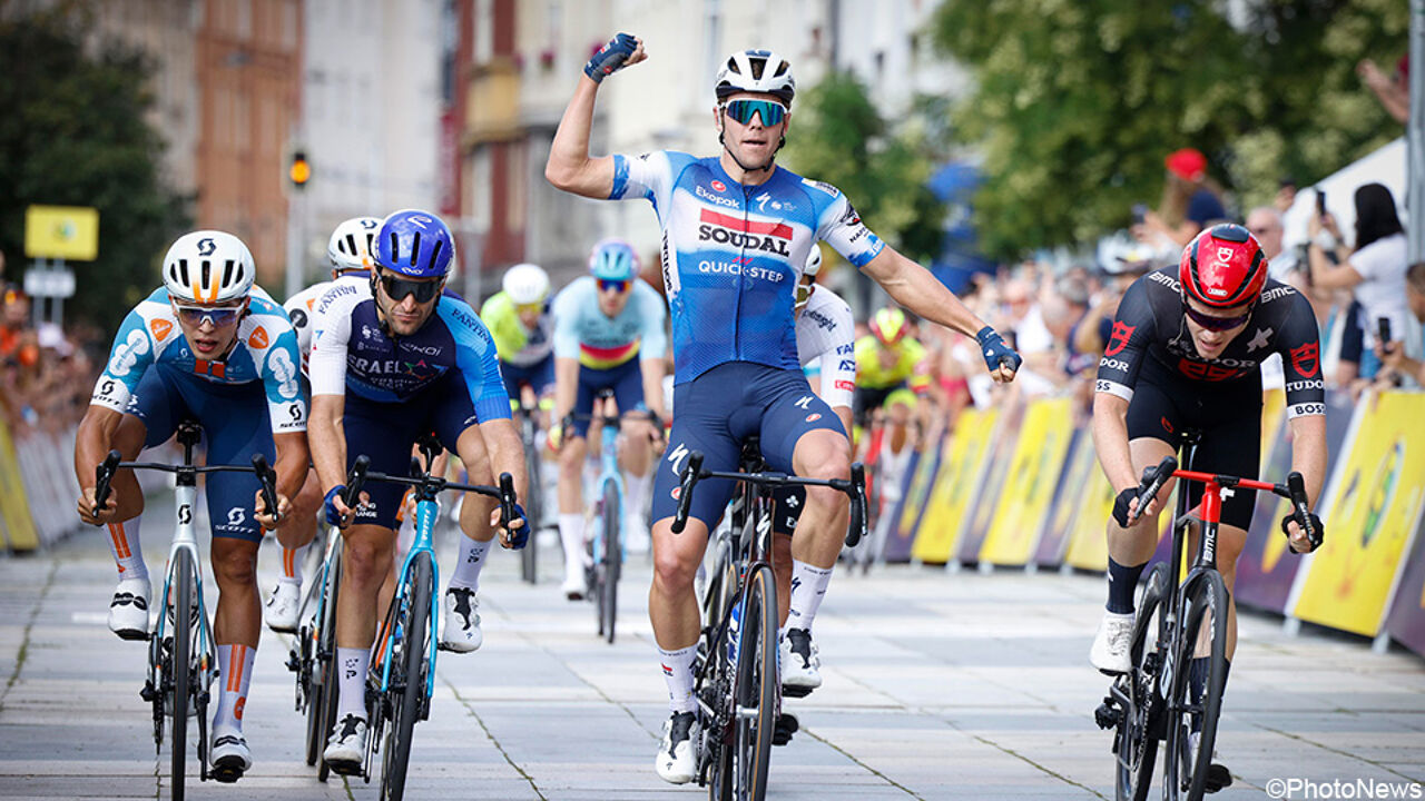 Jong veulen Luke Lamperti grijpt na millimeterspurt de eerste leiderstrui in de Ronde van Tsjechië