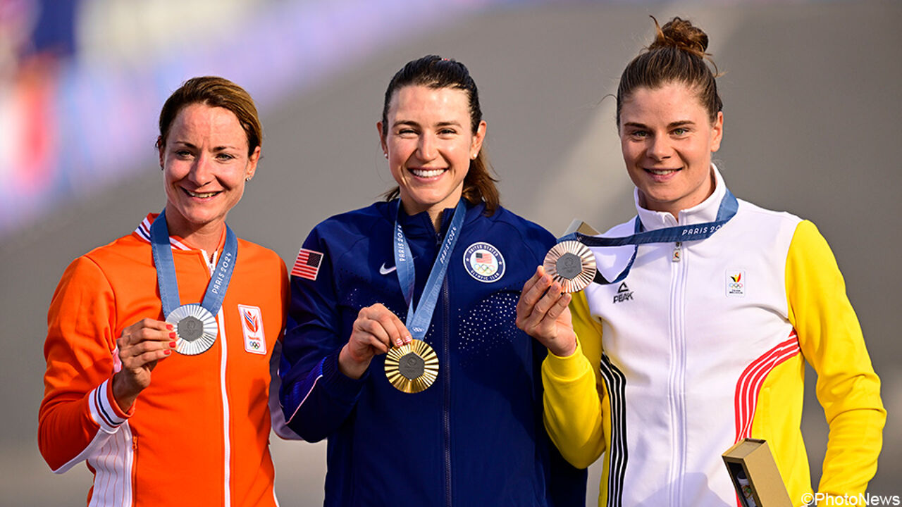 VIDEO - Bekijk de podiumceremonie van de olympische wegrit bij de