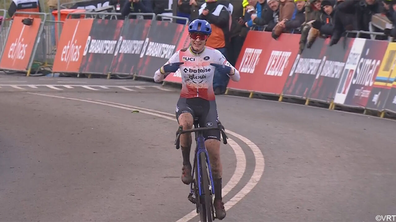 LIVE WB Hoogerheide: Puck Pieterse slaat een eerste kloofje, Fem van Empel zakt weg na fietswissel