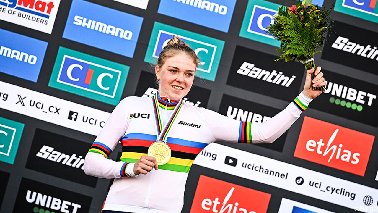 Fem van Empel flitst naar 3e wereldtitel op een rij na bloedstollend duel met Lucinda Brand