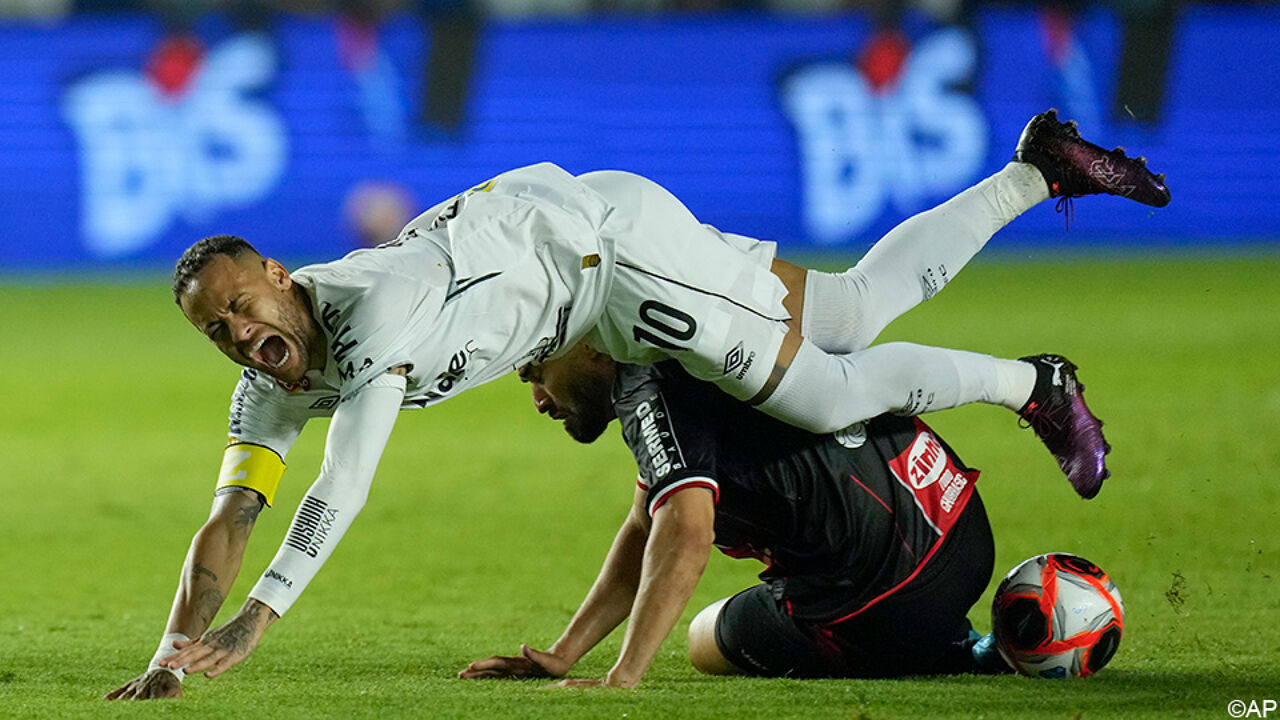 Jarige Neymar speelt zijn eerste minuten voor Santos met nummer 10 van