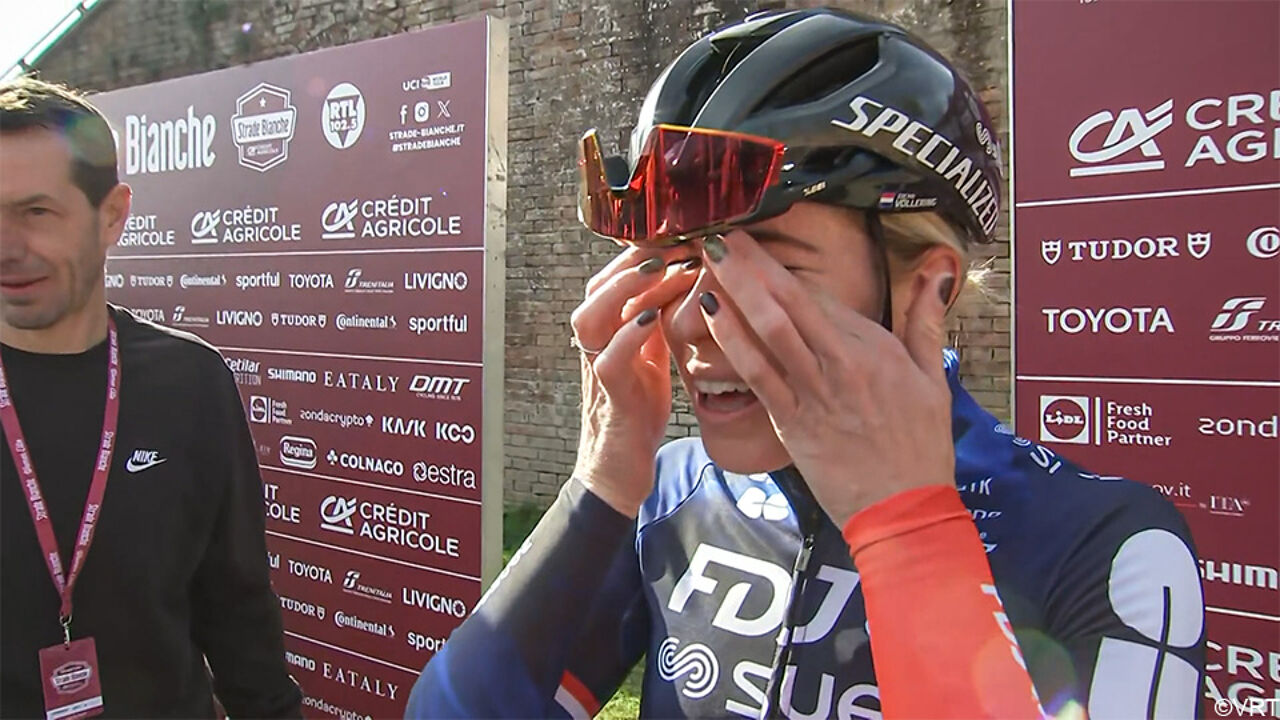 Demi Vollering Pinkt Een Traantje Weg Bij De Start Ik Ben Supertrots Demi Vollering Pinkt Een Traantje Weg Bij De Start Ik Ben Supertrots