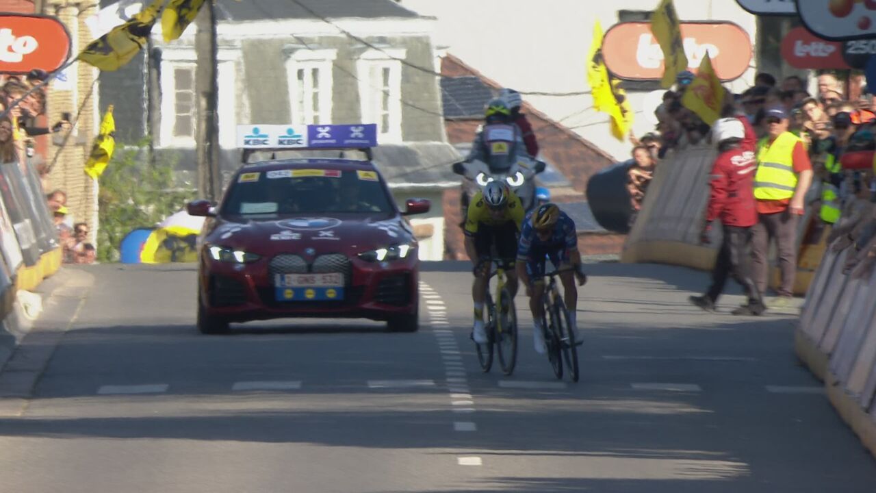 - Evenepoel schiet als een pijl uit een boog weg en Van Aert kan hem niet meer remonteren | sporza