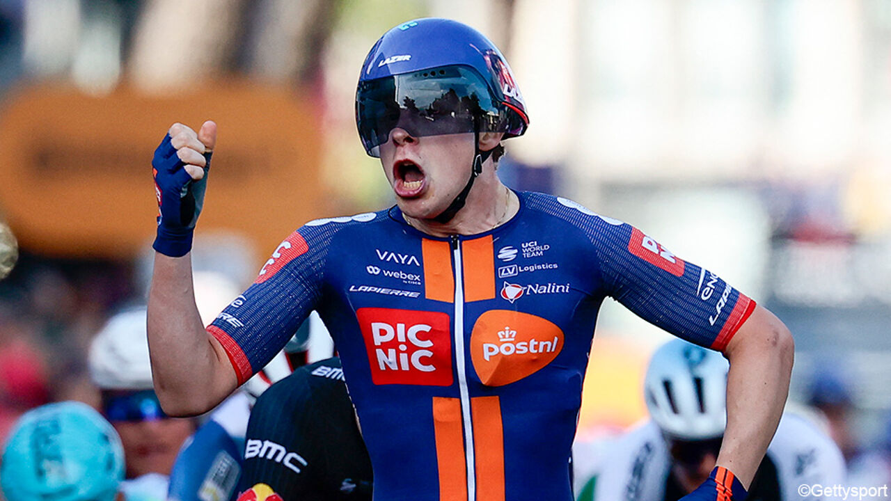 Casper van Uden schenkt (met tijdrithelm!) het geplaagde Picnic PostNL