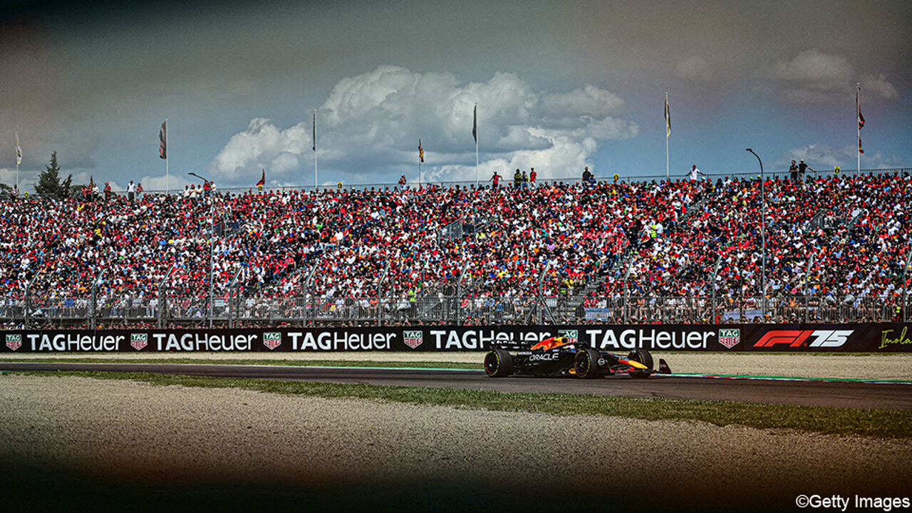 Machtige Max Verstappen is de McLarens de baas in Imola, Lewis Hamilton