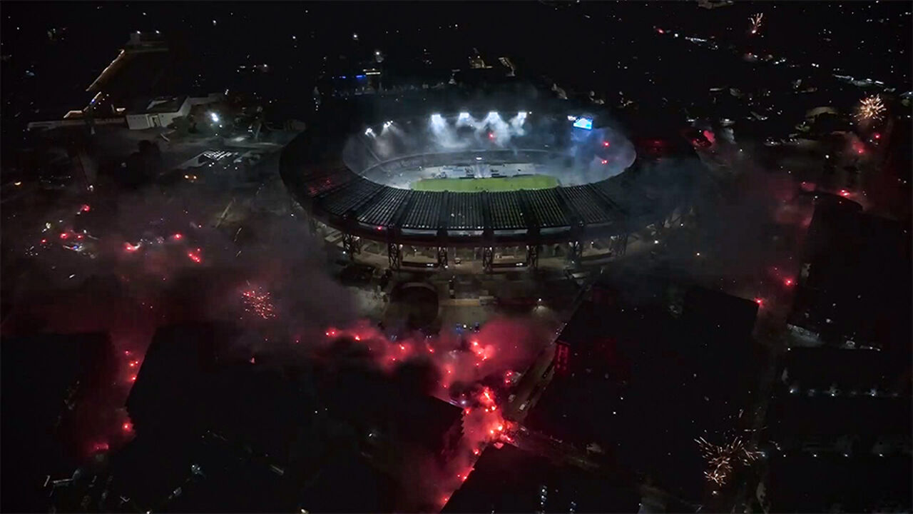 FOTO: Stevig titelfeest barst los in Napels, fans zetten stadionbuurt (bijna letterlijk) in vuur en