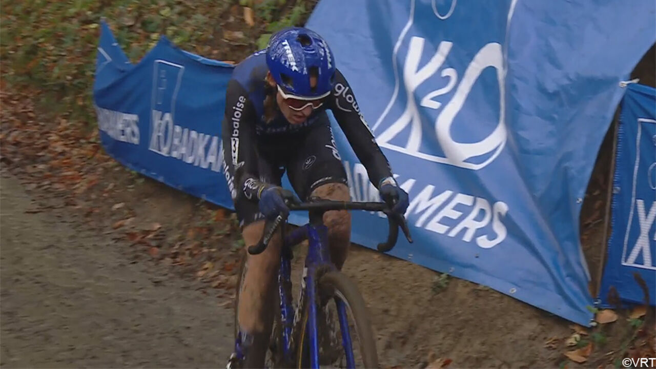 LIVESTREAM: Fem van Empel geeft al op na een halve ronde, Lucinda Brand is op weg naar de zege