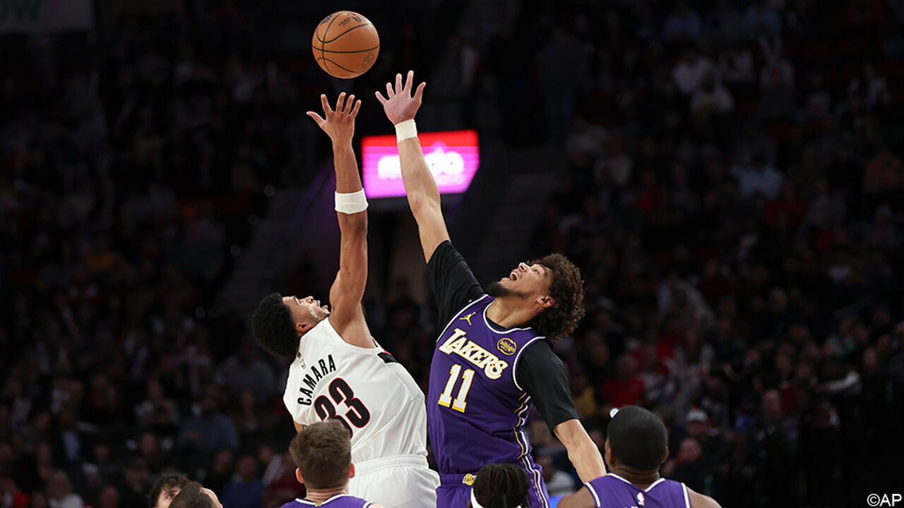 Toumani Camara kan gehavende LA Lakers niet van 4e zege op een rij houden