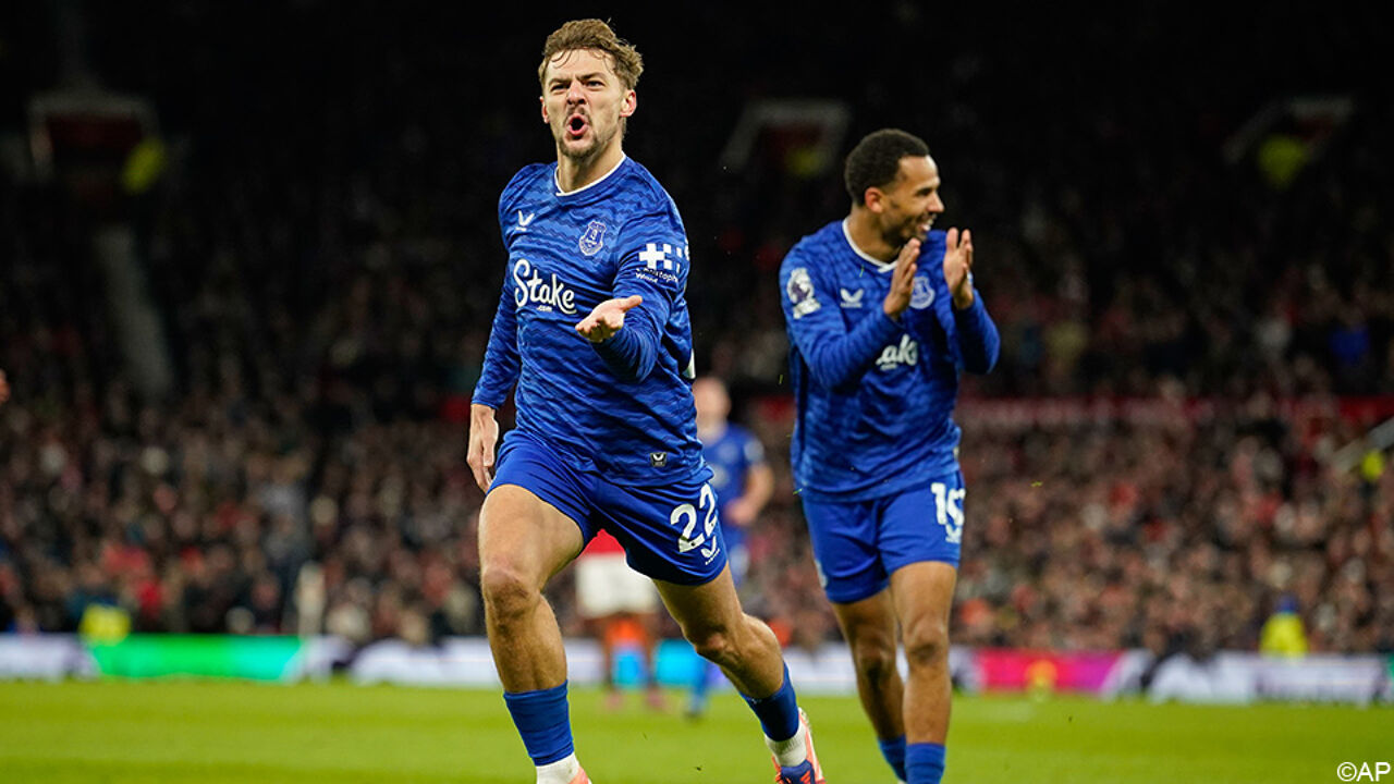 Tienkoppig Everton vloert Manchester United na bizarre rode kaart, Senne Lammens slikt zure goal en 