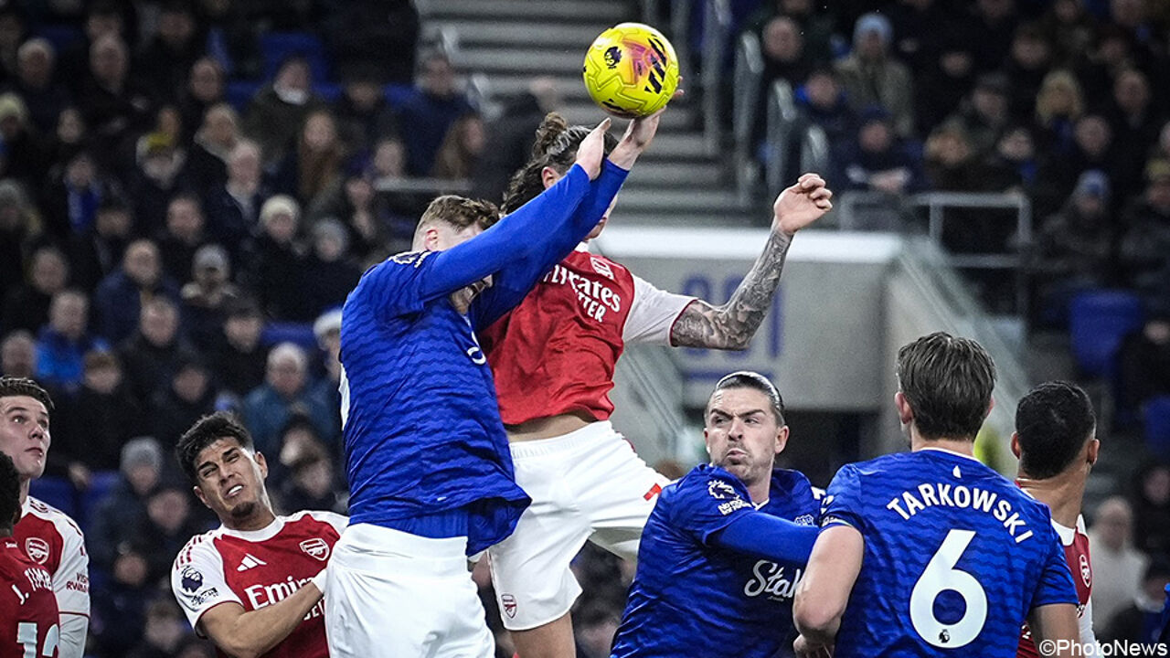 Heel even volleyballer: Everton geeft Arsenal de leidersplaats met domme penalty als vroeg kerstcade
