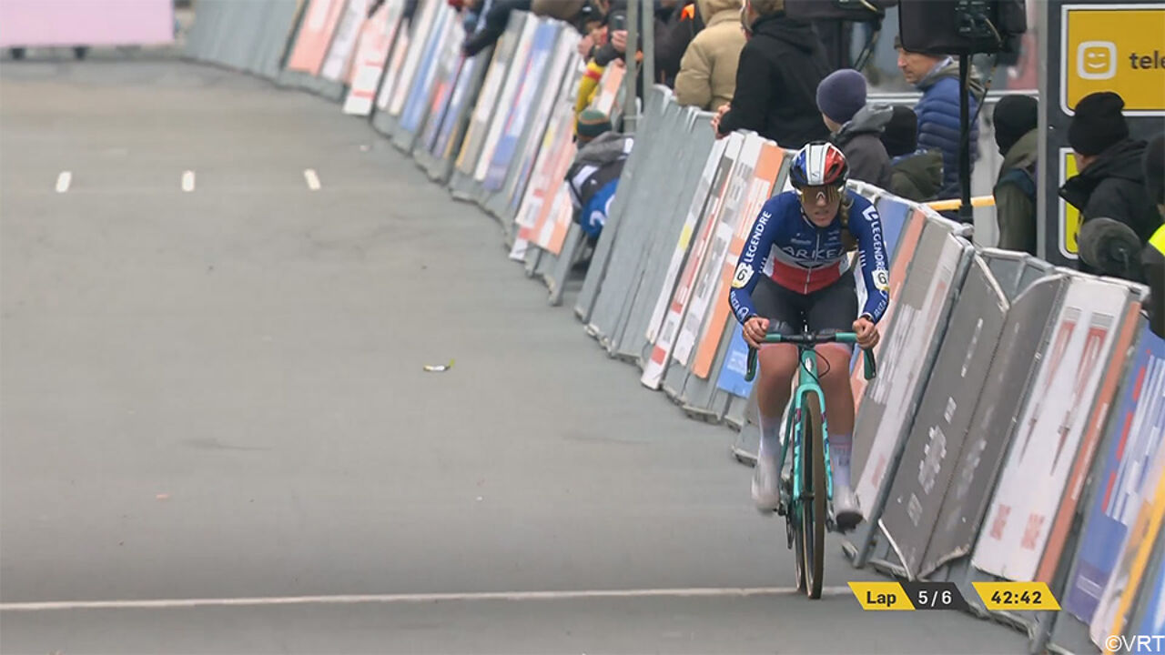 LIVE: Franse kampioene steekt haar hand uit naar verrassende zege, favorieten pokeren