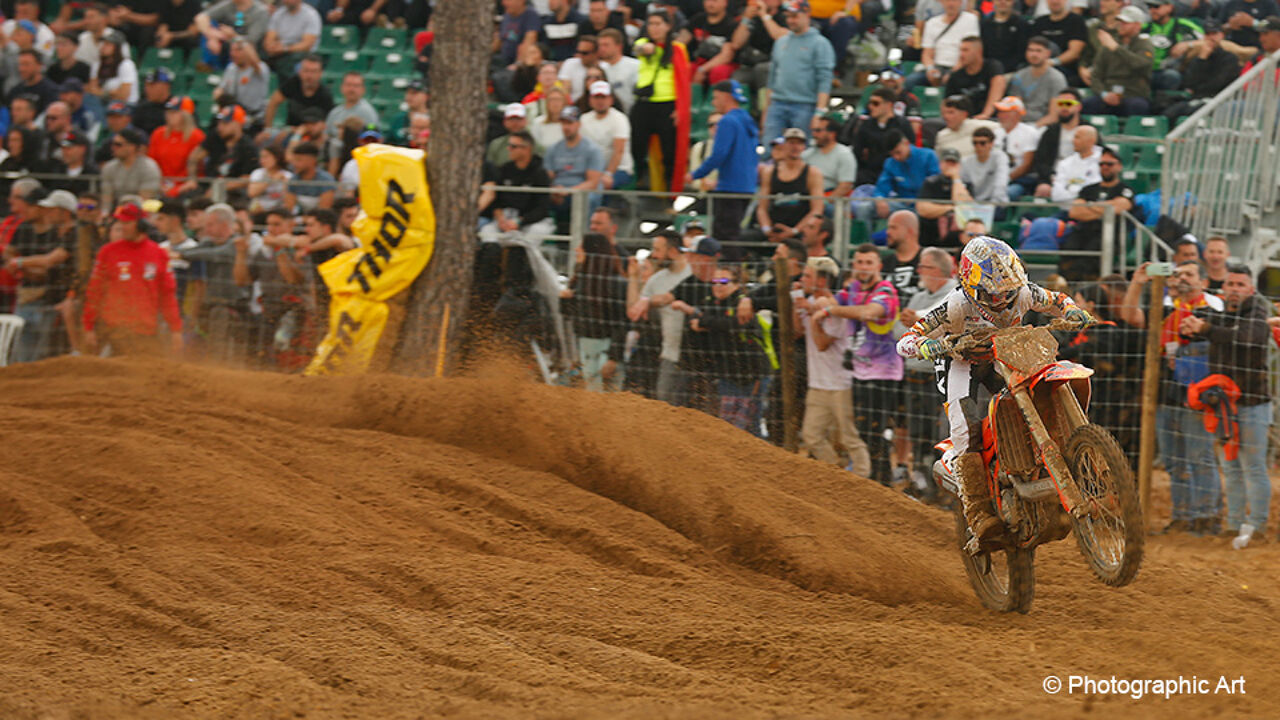 Sacha Coenen mist zege na schuiver, Lotte van Drunen rijdt tussen de mannen in de WK-punten