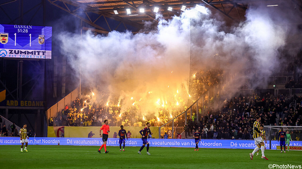 Nederlandse 2e klasse krijgt zoals verwacht bizarre ontknoping: wedstrijd Vitesse 2x stilgelegd, Den