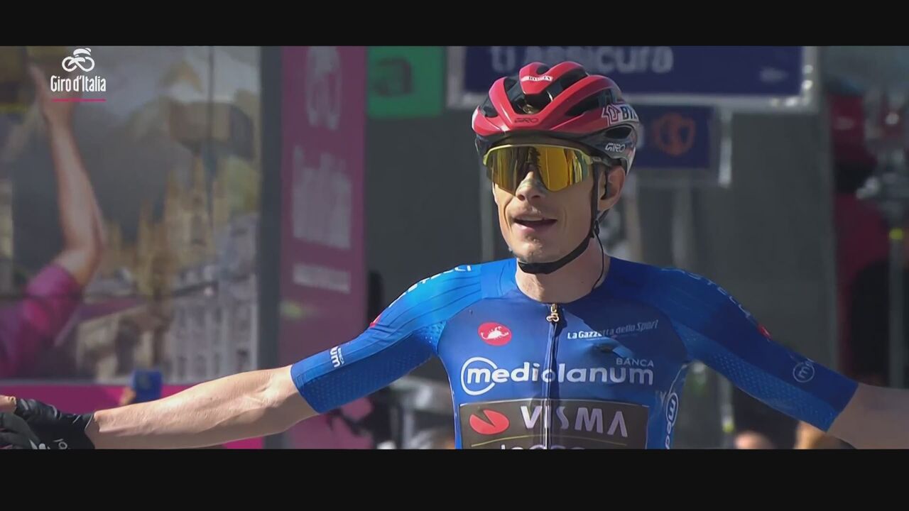 Bekijk het Giromagazine van rit 14 met sterk teamwerk dat afgerond wordt door Jonas Vingegaard