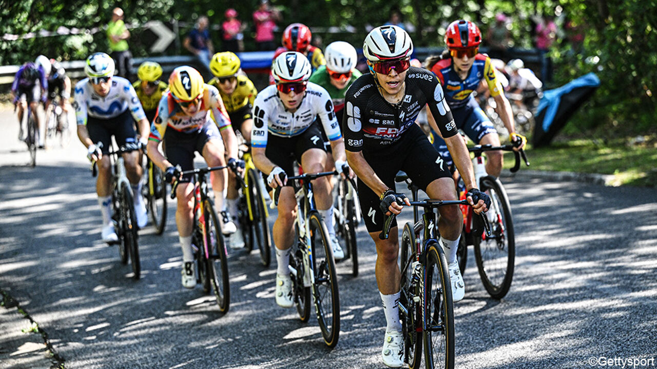 LIVE (13.00 uur): Klimmen geblazen in de Giro d'Italia Women, wie pakt het roze in de klimtijdrit?
