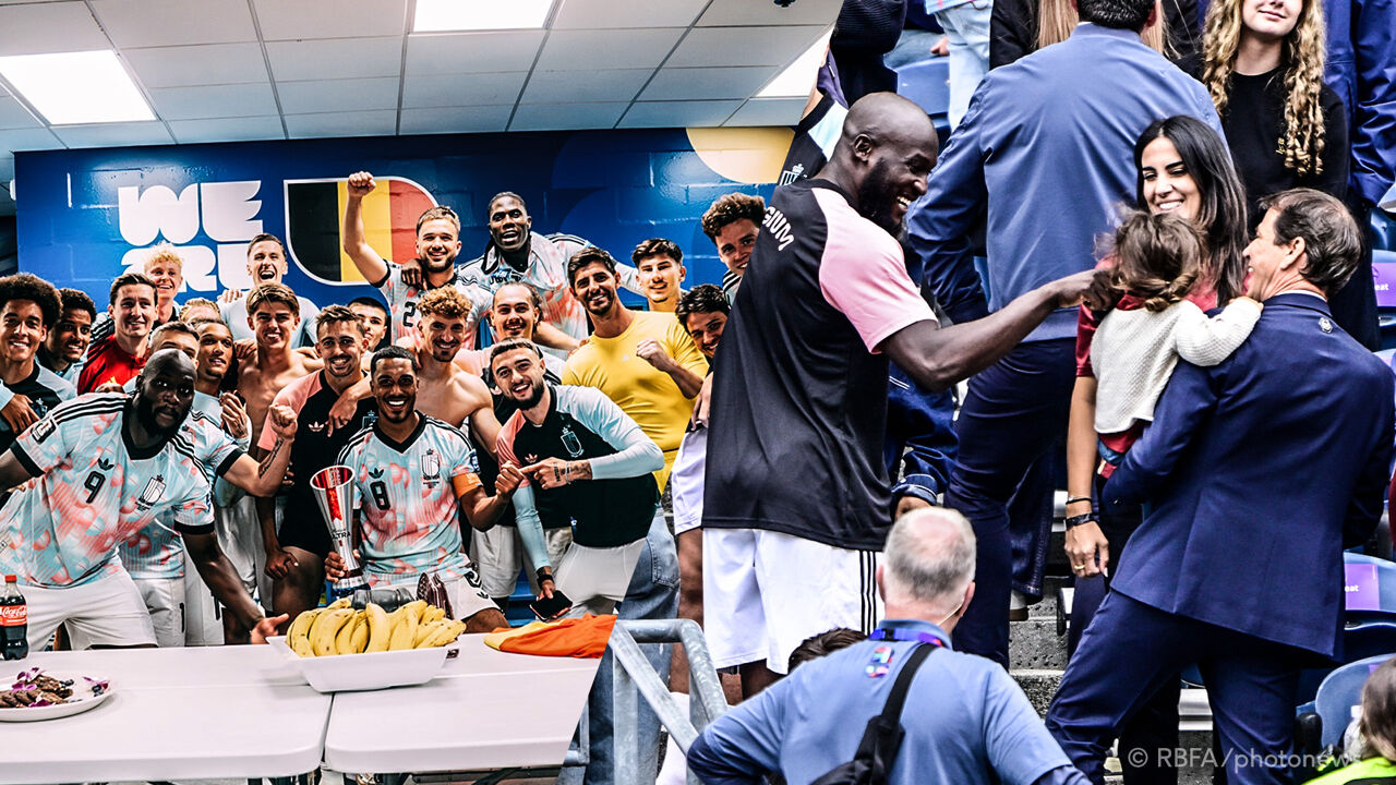 Feest in de kleedkamer, De Bruyne en Lukaku dollen met kinderen (van ...