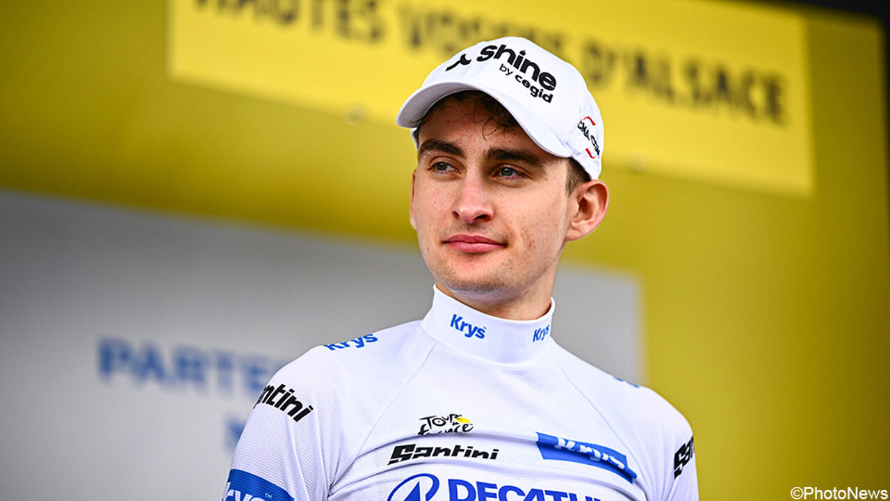 Tiesj Benoot verzet bergen voor Paul Seixas (nu in het wit): 