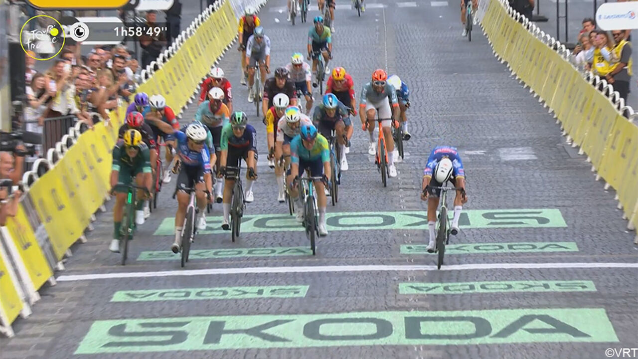 Mathieu van der Poel wint de slotrit van de Tour na adembenemende apotheose, Jasper Philipsen eindigt 2e na thriller