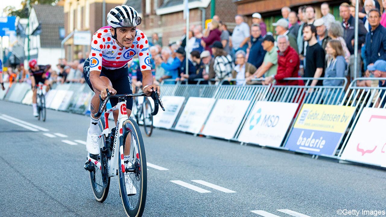 Bergkoning Richard Carapaz lacht na sprintje in criterium van Boxmeer, Jasper Philipsen wordt derde