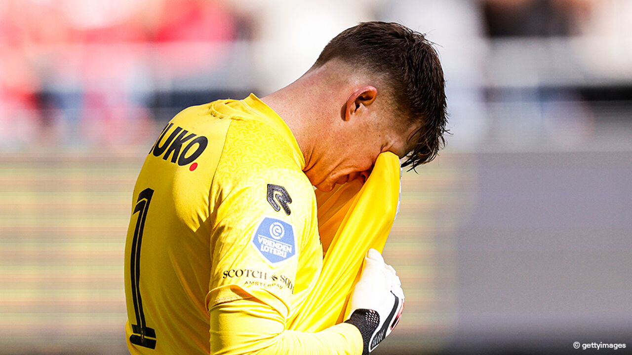 Kippenvel in Alkmaar: doelman Ronald Koeman jr. barst in tranen uit na emotioneel eerbetoon voor ove
